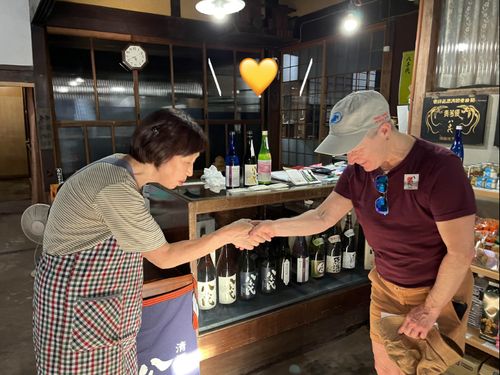 リクエストを受けて訪れた酒蔵で、丁寧な説明に感激するゲスト。酒造りの里で素敵な思い出ができましたね!
