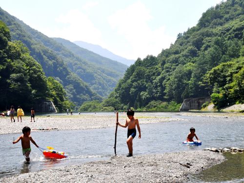 海はないけれど、アルプスからの清流でゆったり川遊びも!