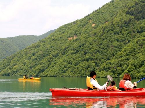 カヌーで遊べる湖畔にあるキャンプ場。ここも譲渡対象!
