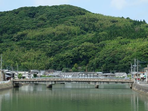 江迎の中心部を流れる江迎川。すぐ海へとつながります。