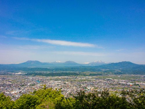 鴨ケ嶽山頂から望む中野市街地と北信五岳
