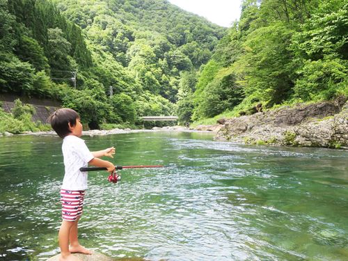 釣りが大好き：大人に劣らない生きる力を学ぶ小さくて大きな姿