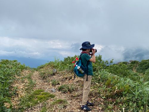 登山し、好きなカメラを堪能する男の子…大自然の中で、好きなこと、めいっぱいやって生きよう⛰