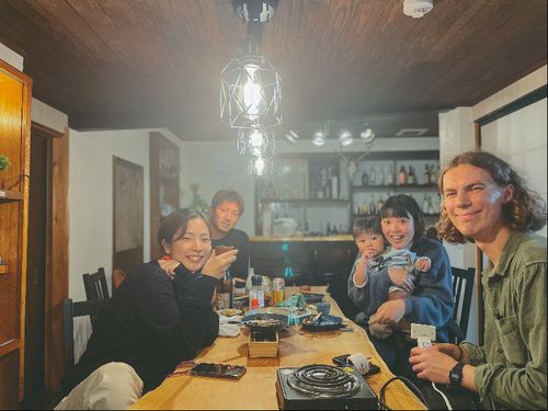 夜は懇親会。テーブル囲んでお話しましょう。