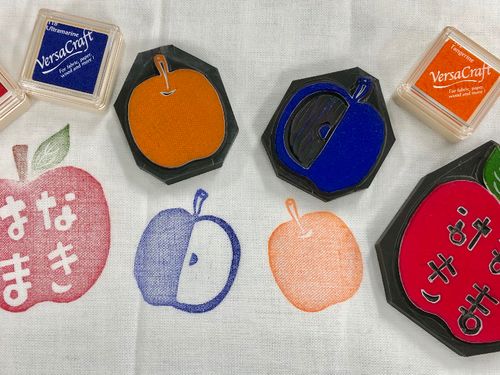 得意の手仕事を活かした「消しゴムはんこ」は好評で、市内講師で引っ張りだこ。