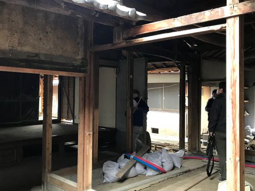 内装改修中。仕上げは市民参加型のDIYを予定しています。