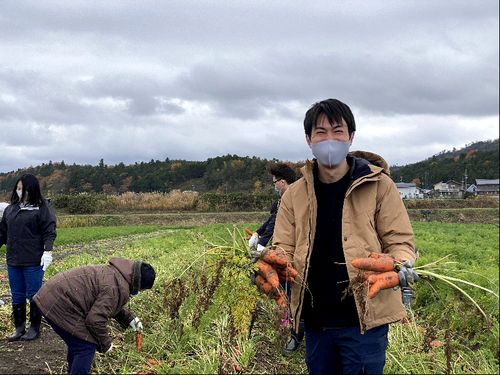 地域の農業体験に参加する昨年の参加者