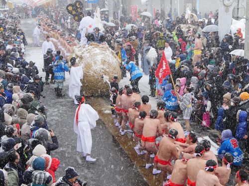 毎年１月１４日に開催される祭り「大俵引き」