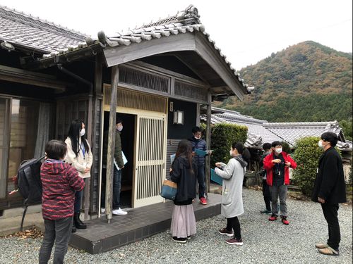 空き家でのワークショップに挑む参加者の方々