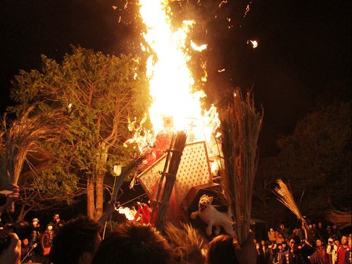 クライマックスには各町の左義長が奉火されます
