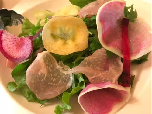 レストランで提供される村上さんが育てた野菜