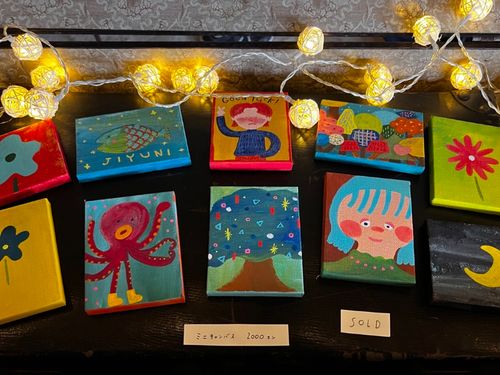 デザイナー個展にて 様々なアートを展示しています