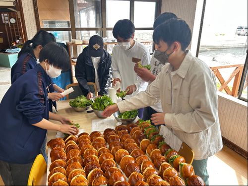 隠岐島前高生が開催した「高校生カフェ」の様子。地域の皆様と二人三脚で開催しました。
