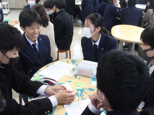 隠岐島前高校の授業風景。全国から集まる多様な同世代と共に学びます。