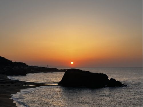 立岩の向こうに沈む夕日