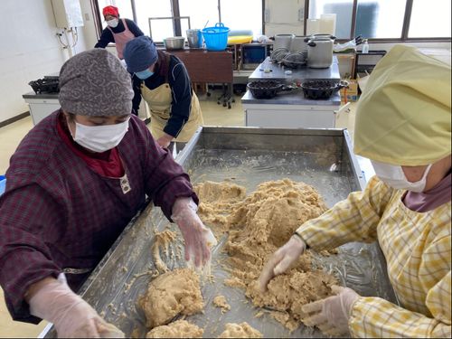 町の発酵推進協議会味噌部会の作業の様子