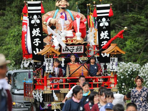 約400年もの歴史をもつ「根崎神社例大祭」には町外からも人が集まり町中が賑やかに