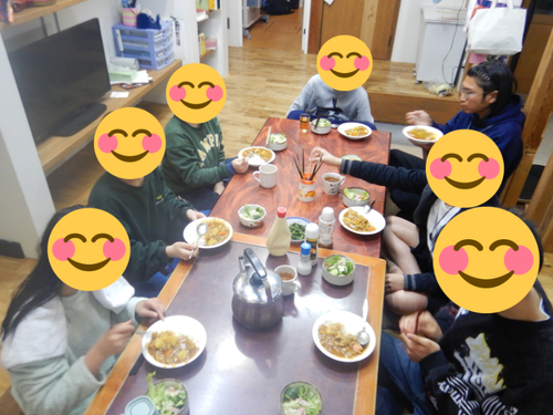 ハウスマスターと島留学生が食卓を囲んでいる様子。家族のように共に暮らします。
