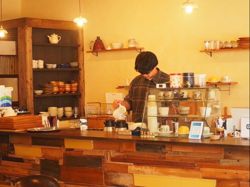 図書館から徒歩5分のお店でバイトもできます