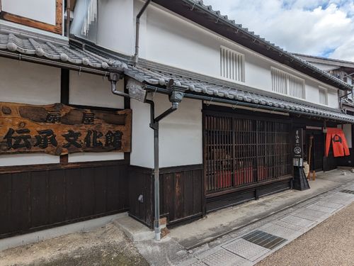 ひな人形が展示される扇屋伝承文化館