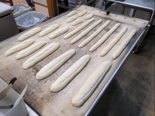 焼き上げ前のフランスパン。上部の切り込みは至難の業。