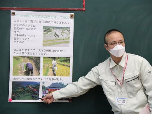 前隊員が活動を説明している様子
