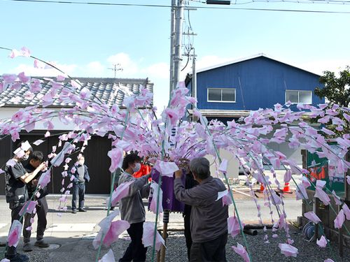 幟に花をつけた竹ひごを取り付け、紐で形を整えます。
