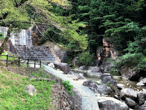 水遊びや涼を楽しむのにぴったりな宇曽川渓谷