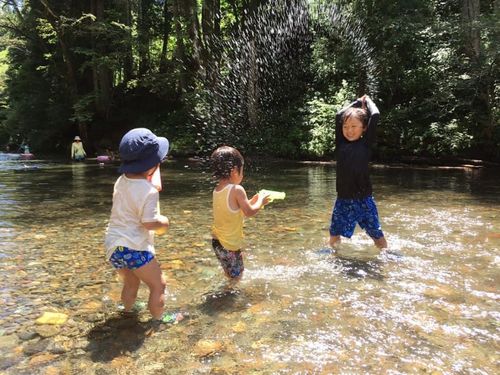 大はしゃぎできる川が、家からすぐ