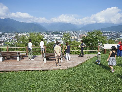 移住ツアーの様子。山岳博物館の前に広がる公園から市街地を俯瞰できます