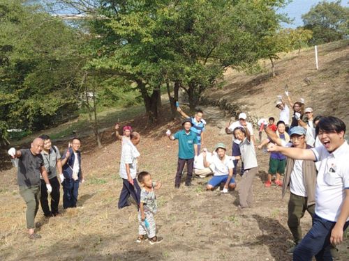 昨年の六島塾で参加者で水仙の植栽♬
