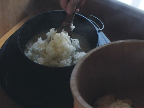 ぬか釜で炊いた新米でおむすびをつくります