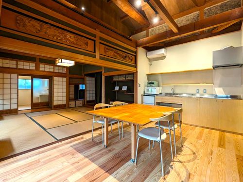 お試し居住施設のダイニング＆キッチン。一体的な空間で寛いでいただけます。