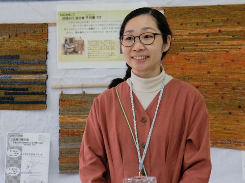 地域おこし協力隊の平川優さんと一緒にさき織りを体験