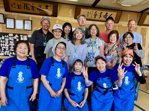 最前列右から2番目のひときわ元気なピースサインの奥様はホストさん。2列目の一番右は移住者で英語スタッフの牧野さん。「萩の農泊」は地域で一丸となっておもてなししてくれるから力強い!