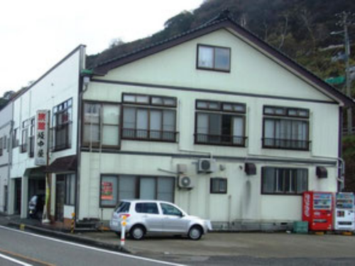 目の前は海!天気が良いと佐渡島と能登半島が見えます(旅館 坂中屋)