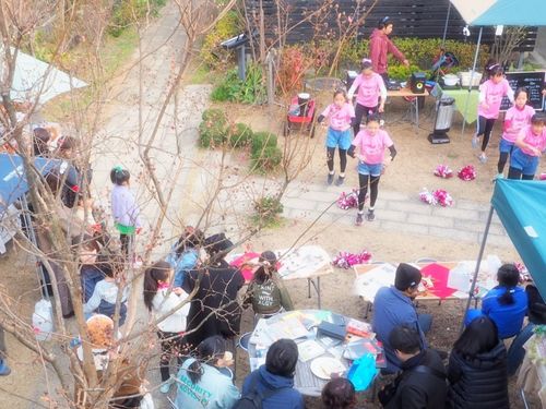 青空の下にDJがいて子供がいる　それが富岡