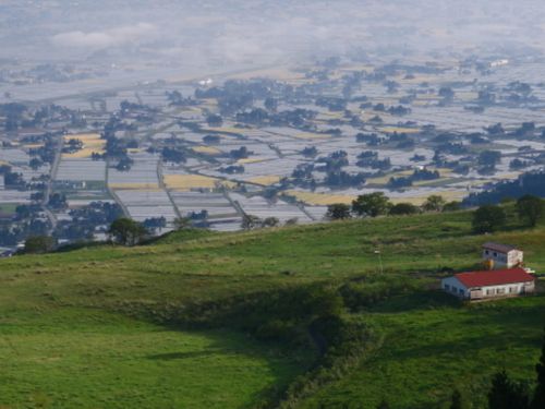 散居村の絶景を見下ろす高原の牧場。ここも譲渡対象!