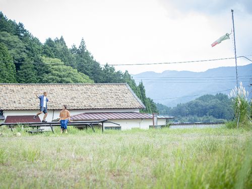 「やまごやなないろ」の外の広場
