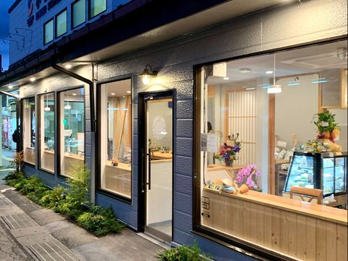 プロジェクトを通じて、最近オープンしたカフェ＆コワーキングスペースの「小諸駅のまど」です。