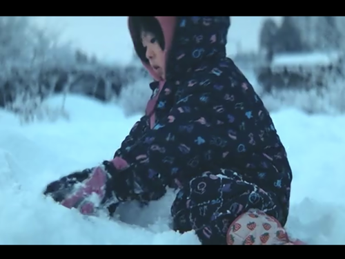 雪国ならではの外遊び。子どもはみんな雪に夢中です。